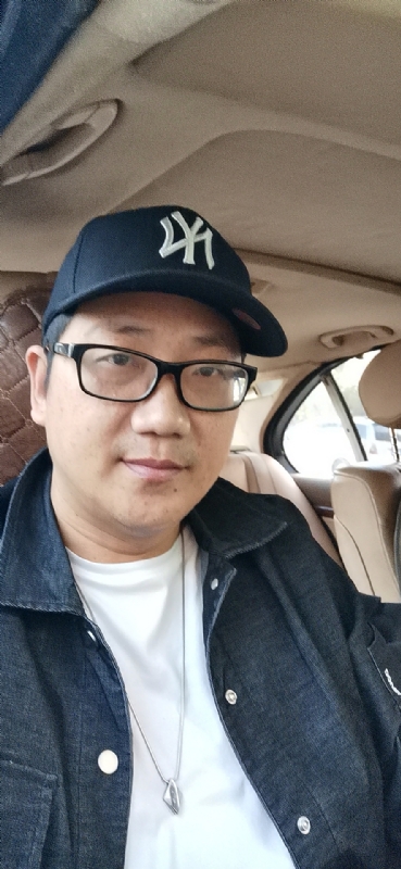 拥抱幸福的第一张照片--龙海相亲网