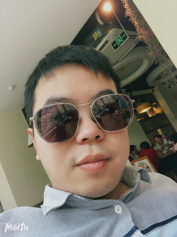 月台等路人的第一张照片--龙海相亲网